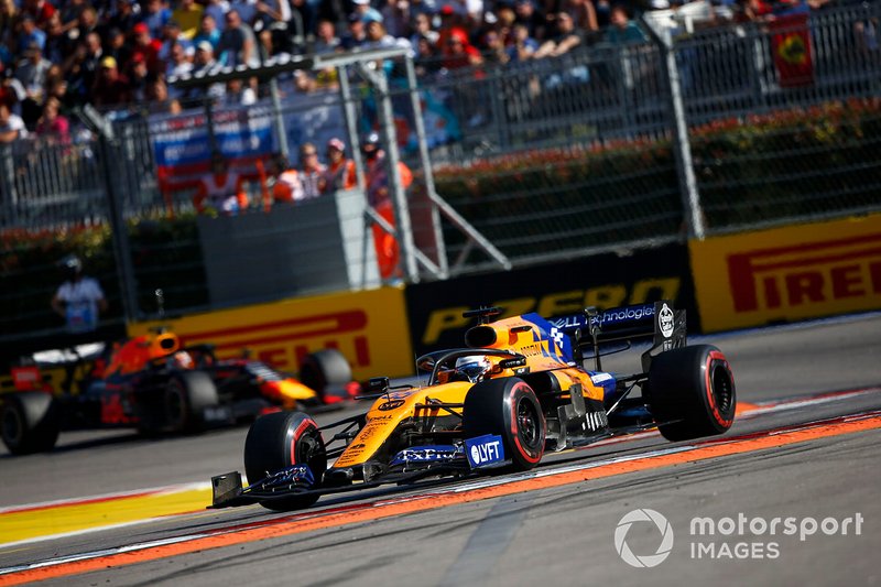 Carlos Sainz Jr., McLaren MCL34, devant Max Verstappen, Red Bull Racing RB15