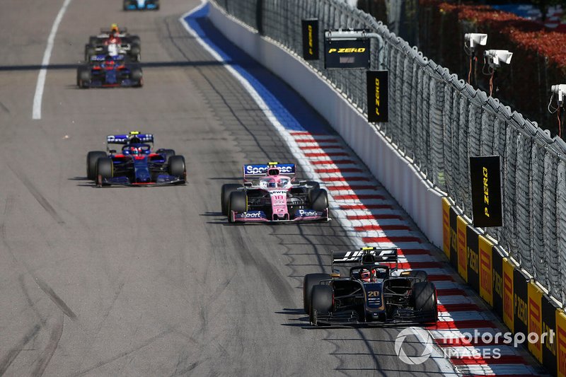 Kevin Magnussen, Haas F1 Team VF-19, precede Lance Stroll, Racing Point RP19, e Pierre Gasly, Toro Rosso STR14