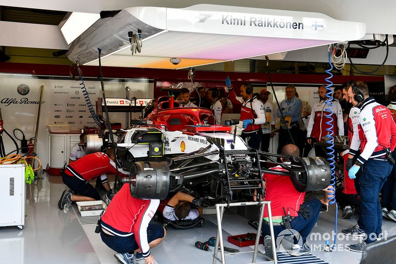 Trabajos mecánicos en el coche de Kimi Raikkonen, Alfa Romeo Racing C38, en el garaje