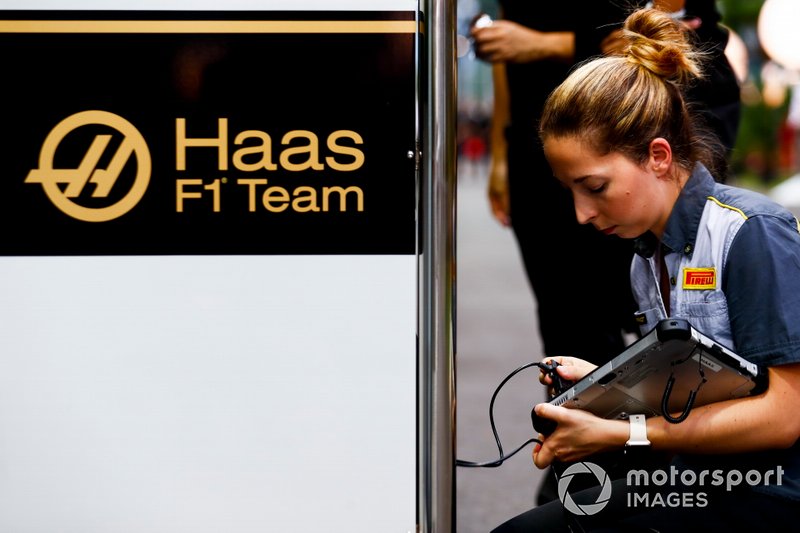 Un técnico de Pirelli trabaja con el equipo de Haas F1