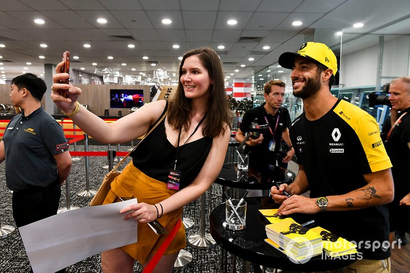 Daniel Ricciardo, Renault F1 Team takes a selfie with a fan