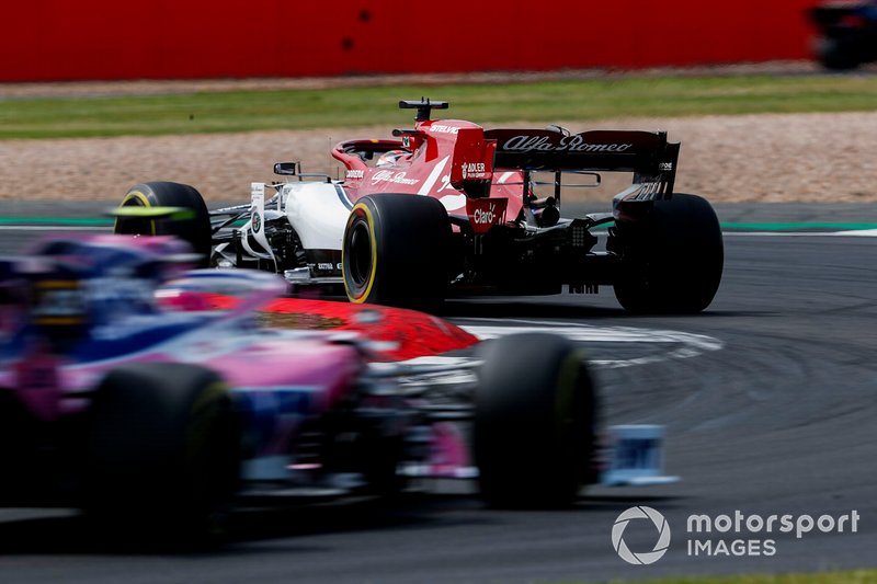 Kimi Raikkonen, Alfa Romeo Racing C38, precede Lance Stroll, Racing Point RP19