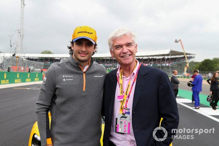 Carlos Sainz Jr., McLaren, con Phillip Schofield