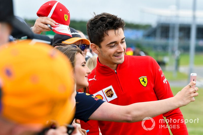 Charles Leclerc, Ferrari fa un selfie con un fan