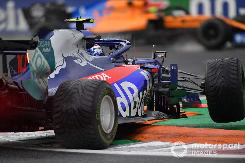 Pierre Gasly, Toro Rosso STR14, spins over a kerb