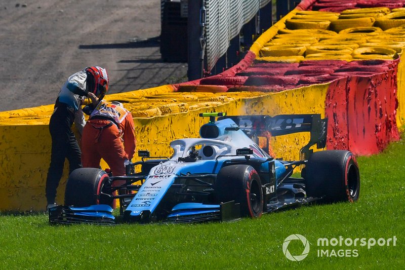 Robert Kubica, Williams Racing FW42, aiuta un marshal ad estinguere il fuoco