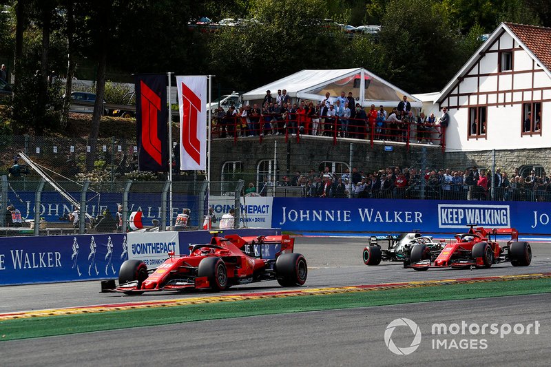Charles Leclerc, Ferrari SF90, precede Sebastian Vettel, Ferrari SF90 e Lewis Hamilton, Mercedes AMG F1 W10
