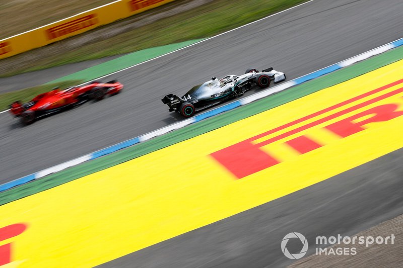Lewis Hamilton, Mercedes AMG F1 W10, pasa a Sebastian Vettel, Ferrari SF90