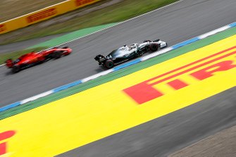 Lewis Hamilton, Mercedes AMG F1 W10, passeert Sebastian Vettel, Ferrari SF90