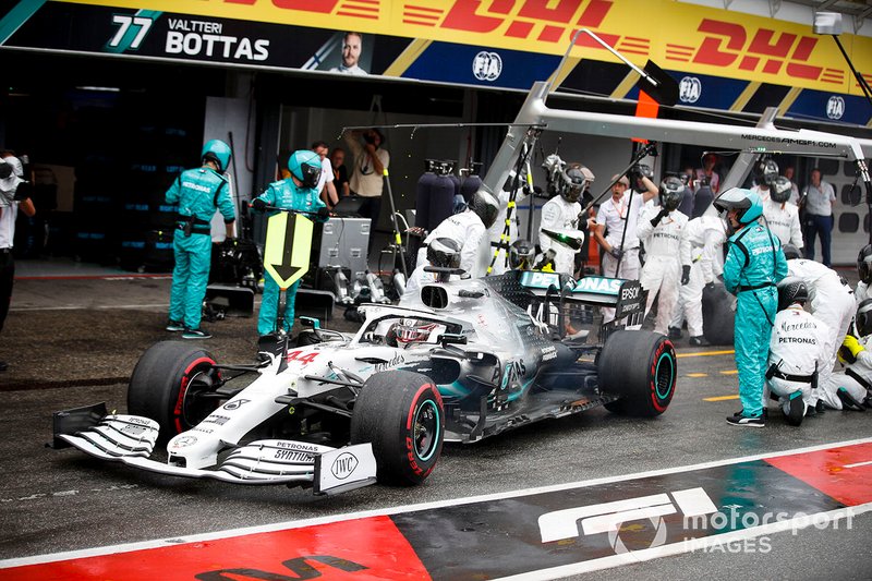 Lewis Hamilton, Mercedes AMG F1 W10 pit stop