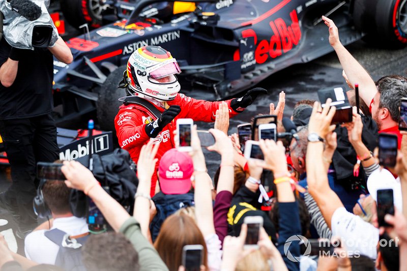 Sebastian Vettel, Ferrari, 2° classificato, festeggia nel parco chiuso