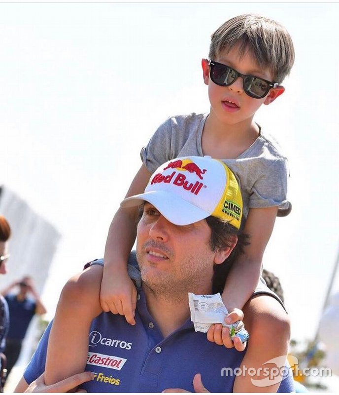 Cacá Bueno com o filho, Cadu, em uma das etapas da Stock car