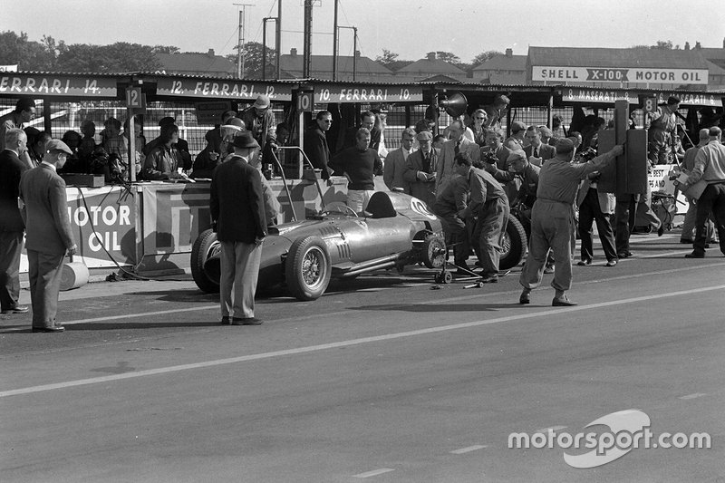 Хоторну удалось довести Ferrari до боксов, но пит-стопы в 1957 году занимали вовсе не три секунды, и британец опустился на четвертое место