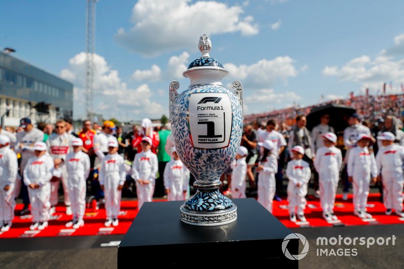 El trofeo en la parrilla antes de la salida