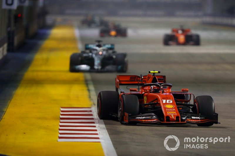 Charles Leclerc, Ferrari SF90, precede Lewis Hamilton, Mercedes AMG F1 W10