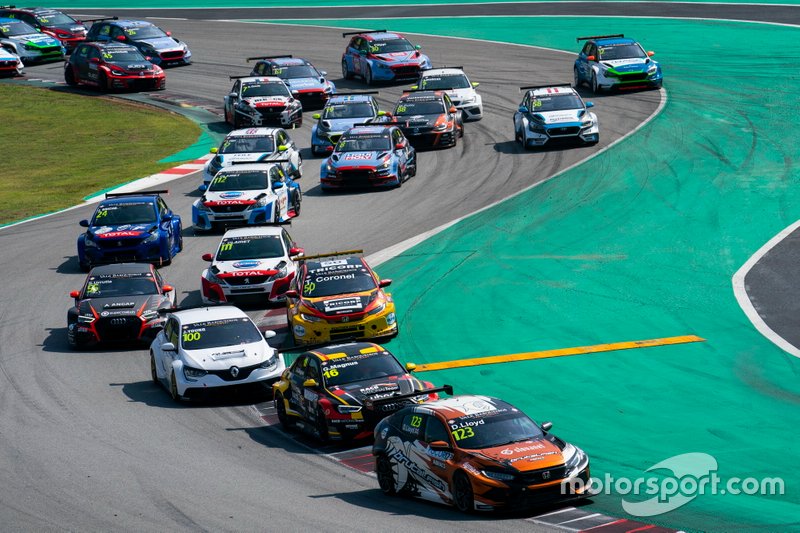 Daniel Lloyd, Brutal Fish Racing Team Honda Civic Type R comanda all'inizio della gara