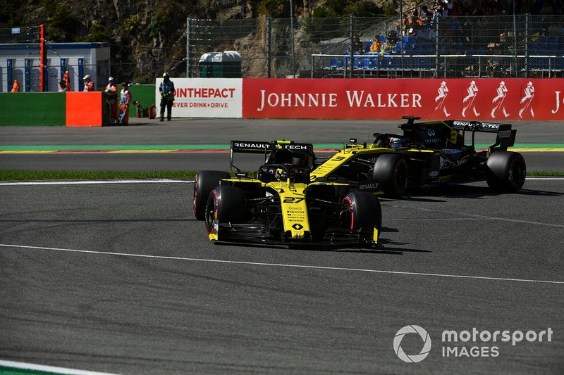 Nico Hulkenberg, Renault F1 Team R.S. 19, leads Daniel Ricciardo, Renault F1 Team R.S.19