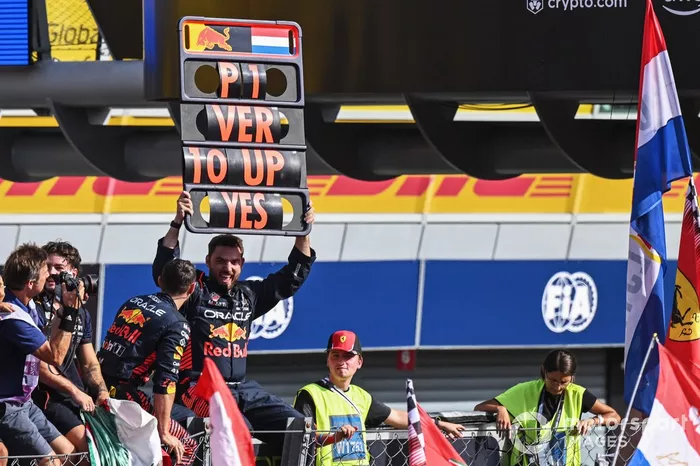 El equipo Red Bull celebra tras la carrera