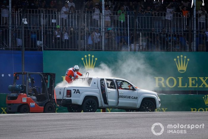 Los alguaciles se ocupan de un extintor