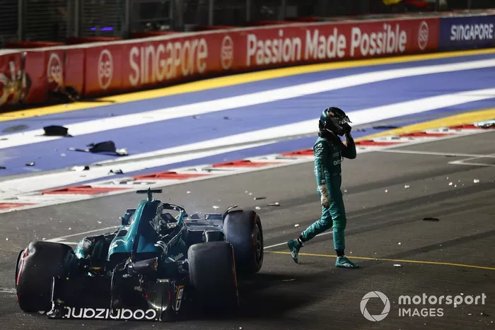 Lance Stroll, Aston Martin AMR23, s'éloigne de sa voiture lourdement endommagée après un accident à la fin de la Q1.
