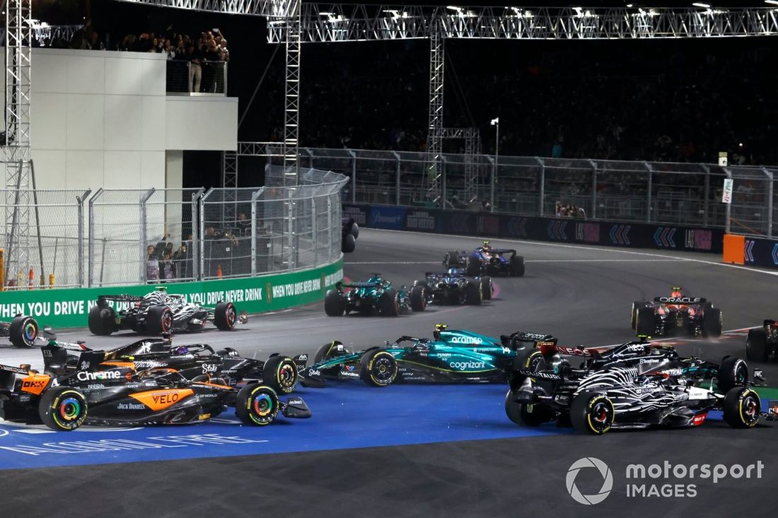 Logan Sargeant, Williams FW45, Esteban Ocon, Alpine A523, Lance Stroll, Aston Martin AMR23, Sergio Pérez, Red Bull Racing RB19, mientras Fernando Alonso, Aston Martin AMR23, hace un trompo en la salida.