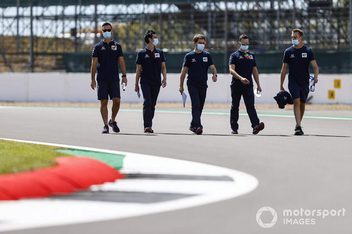 Daniil Kvyat, AlphaTauri con sus ingenieros