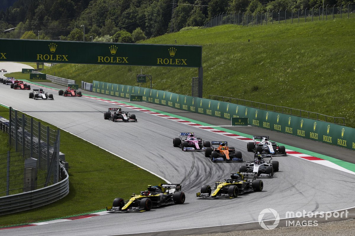 Esteban Ocon, Renault F1 Team R.S.20, leads Daniel Ricciardo, Renault F1 Team R.S.20, Pierre Gasly, AlphaTauri AT01, Lando Norris, McLaren MCL35, George Russell, Williams FW43, and the remainder of the field at the start