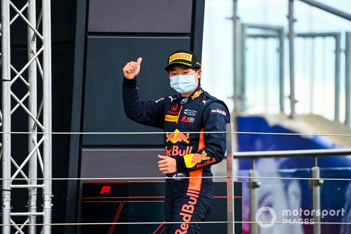 Yuki Tsunoda, Carlin sul podio