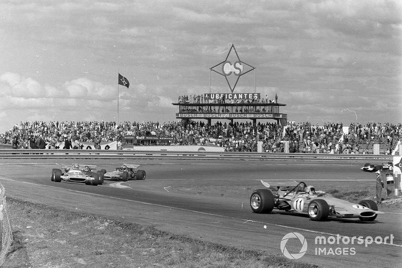 Bruce McLaren, McLaren M14A Ford, Henri Pescarolo, Matra MS120, y Mario Andretti, March 701 Ford