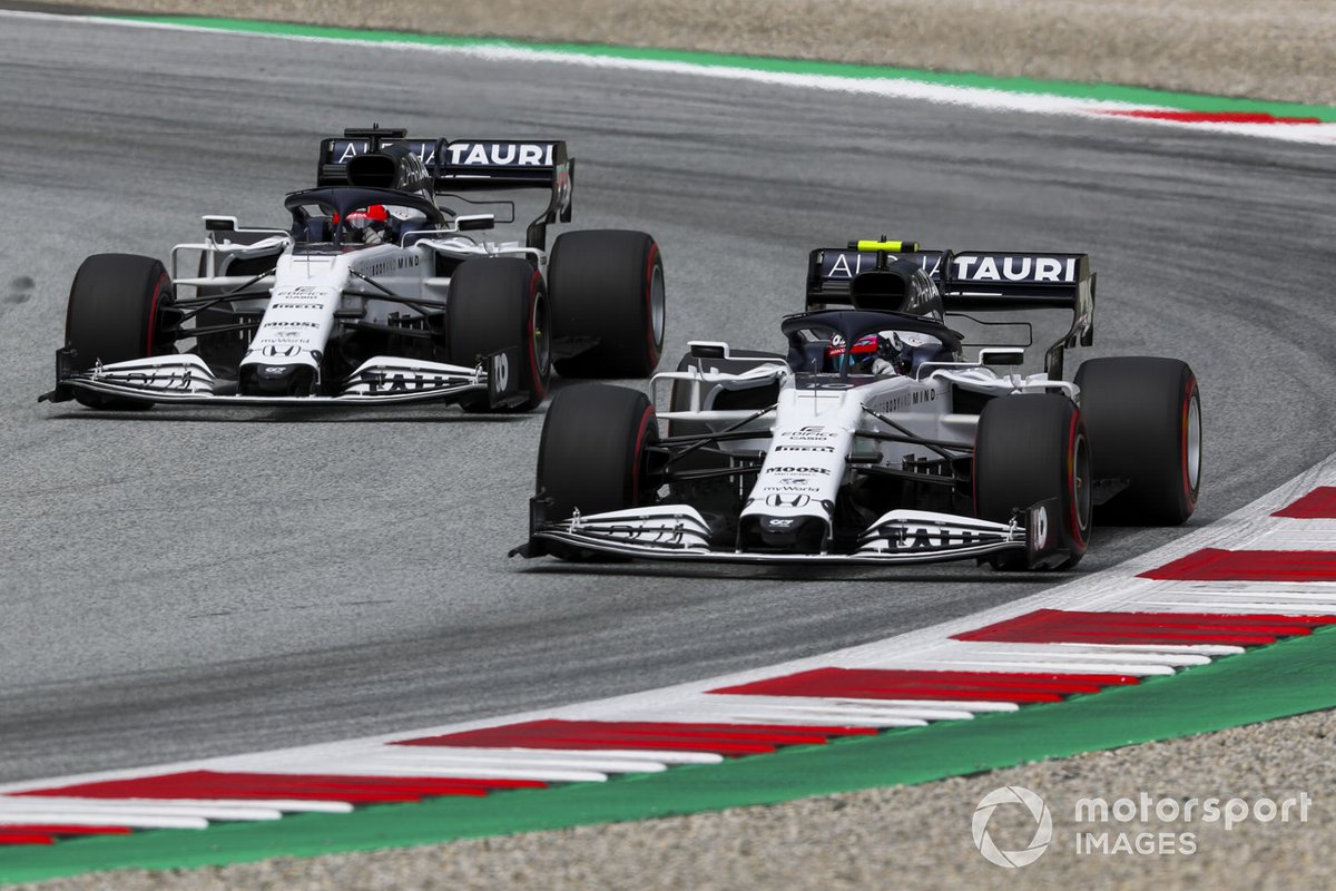 Pierre Gasly, AlphaTauri AT01, precede Daniil Kvyat, AlphaTauri AT01