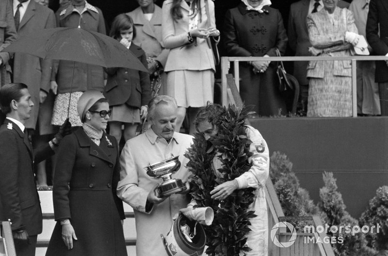 Le Prince Rainier III et la Princesse Grace présentent le trophée de vainqueur à Jean-Pierre Beltoise