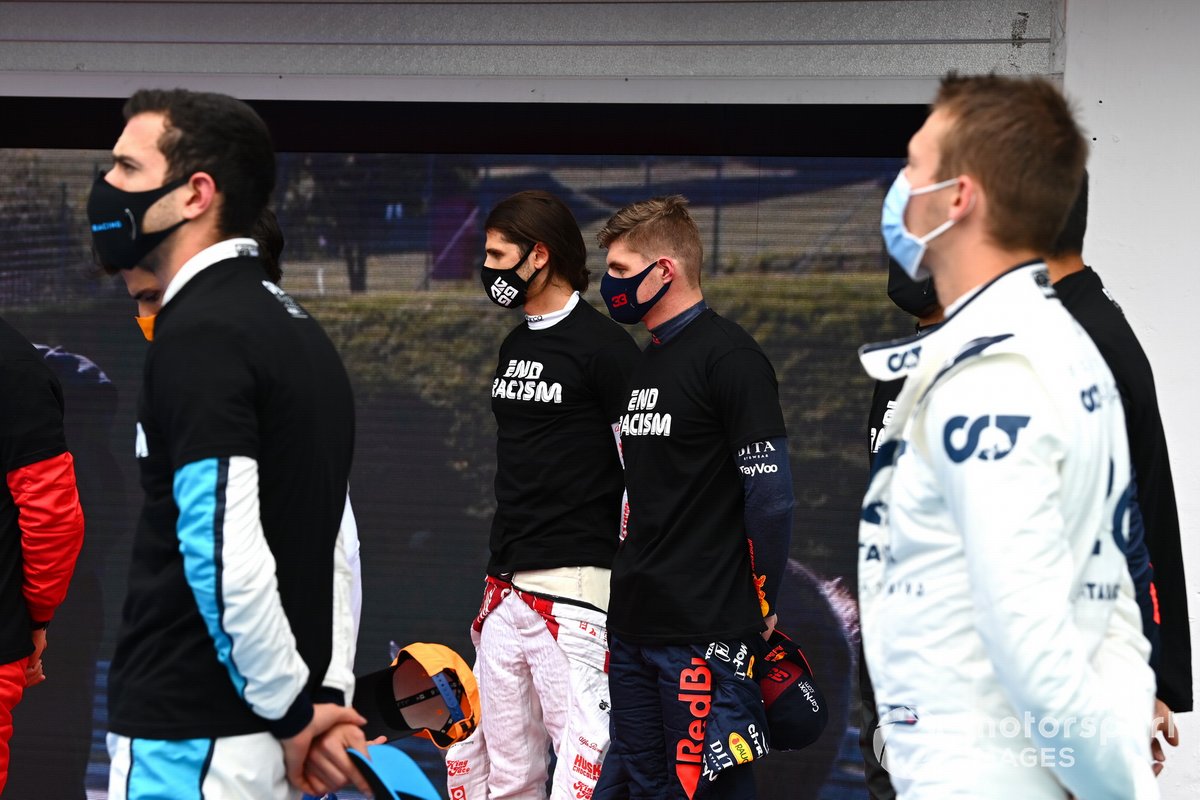 Antonio Giovinazzi, Alfa Romeo, Max Verstappen, Red Bull Racing, y los otros pilotos se reúnen alrededor de los trofeos antes del comienzo en apoyo de la campaña para el fin del racismo