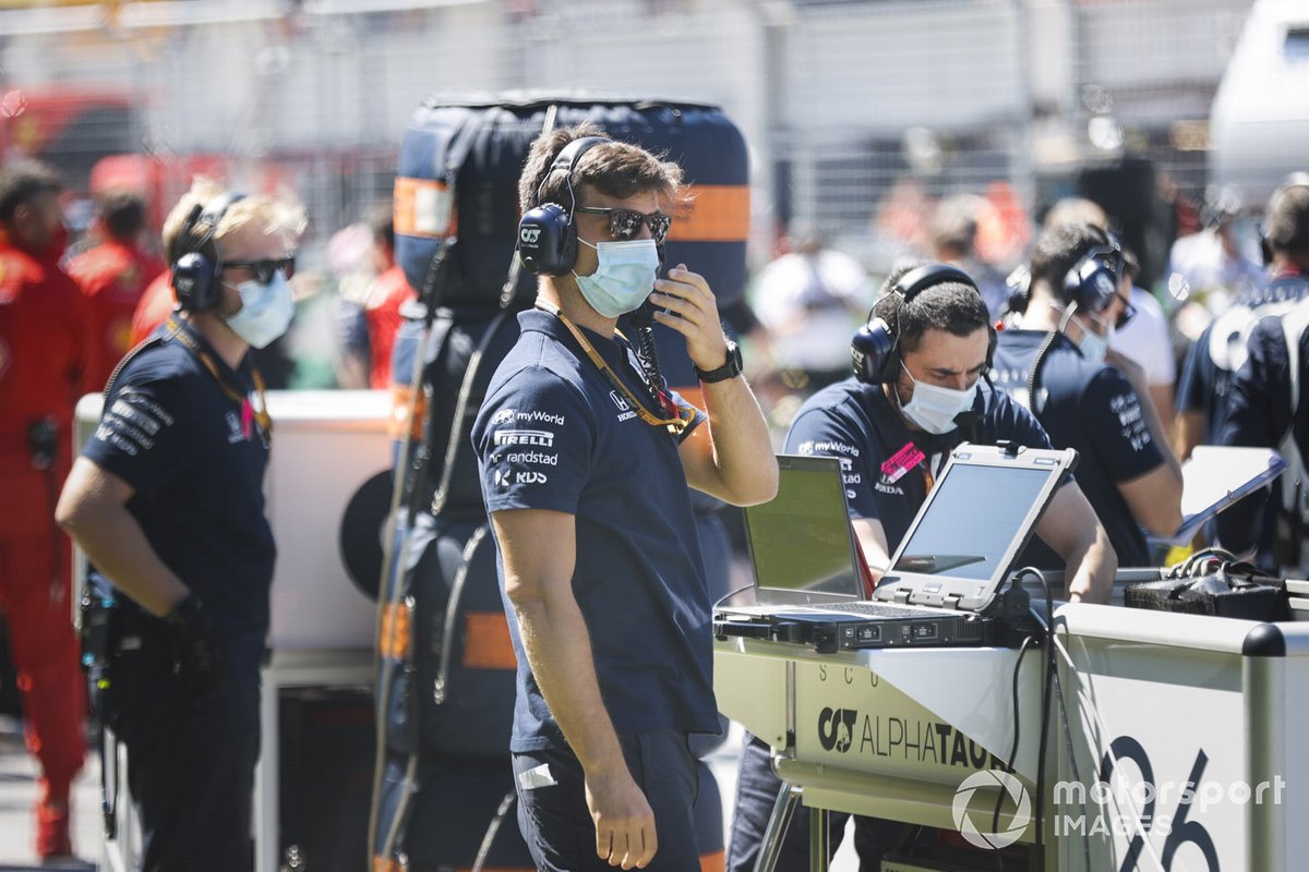 Red Bull engineers on the grid