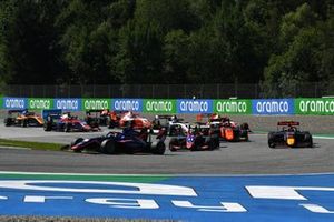 Clement Novalak, Carlin, precede Devlin DeFrancesco, Trident, Liam Lawson, Hitech Grand Prix, Richard Verschoor, MP Motorsport, e il resto delle auto alla partenza