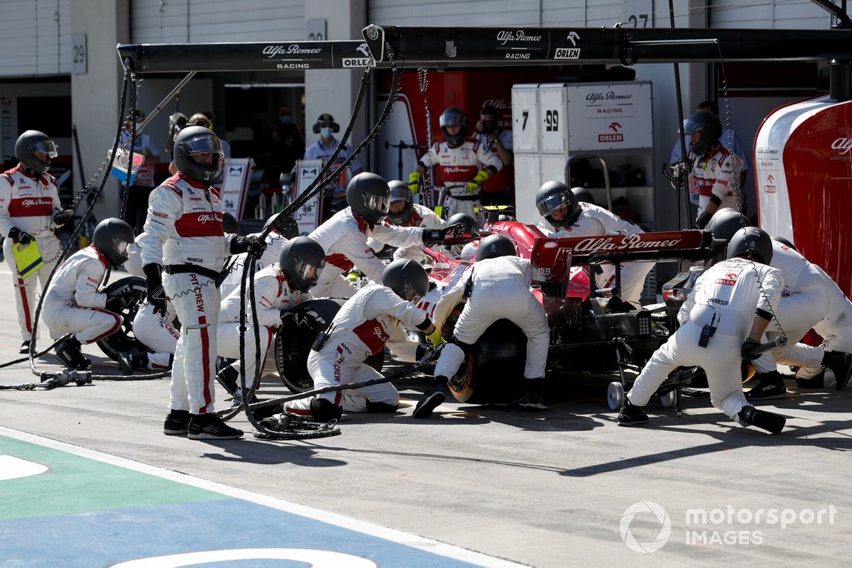 Antonio Giovinazzi, Alfa Romeo Racing C39, makes a pit stop