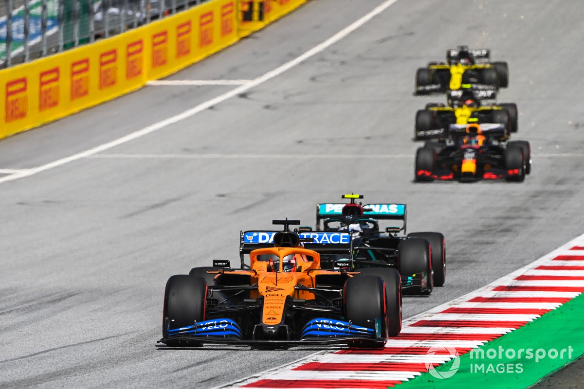 Carlos Sainz Jr., McLaren MCL35, Valtteri Bottas, Mercedes F1 W11 EQ Performance