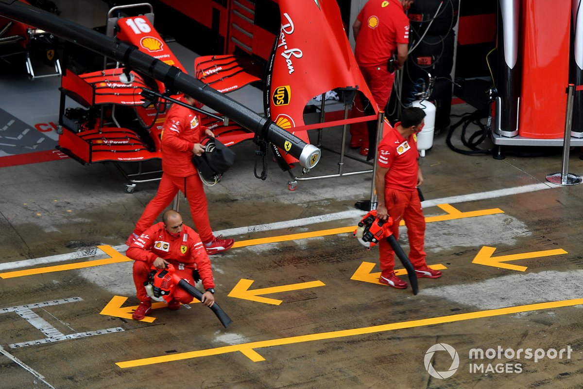El equipo Ferrari seca el pit lane