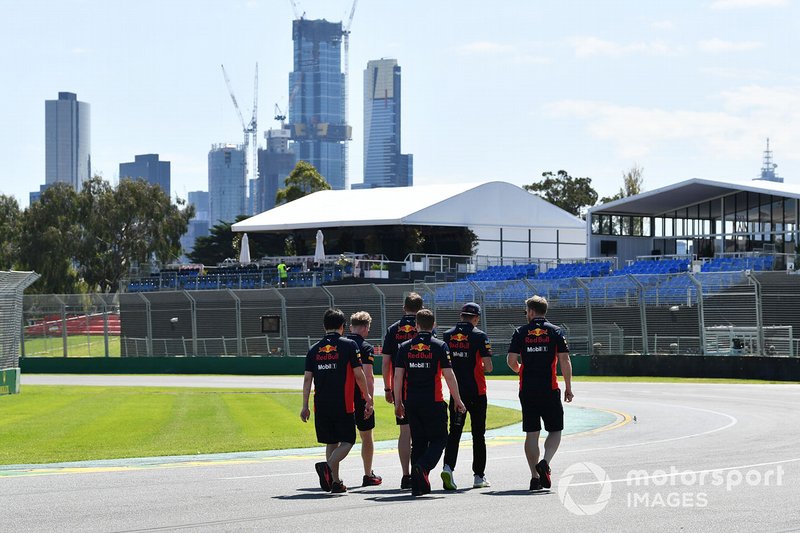 Alex Albon, Red Bull Racing walks the track with members of his team