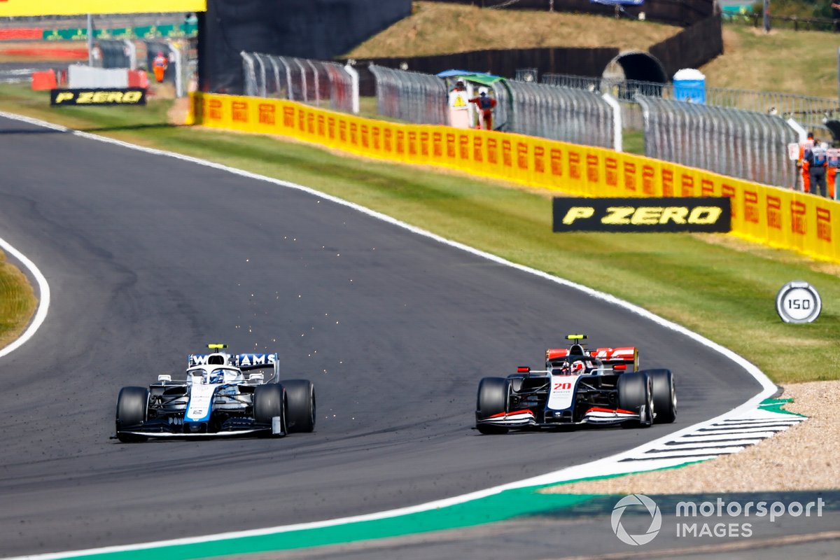 Nicholas Latifi, Williams FW43, in battaglia con Kevin Magnussen, Haas VF-20