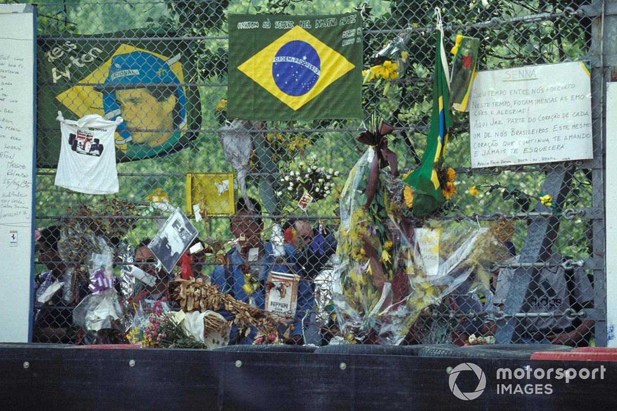Los fans rinden homenaje a Ayrton Senna