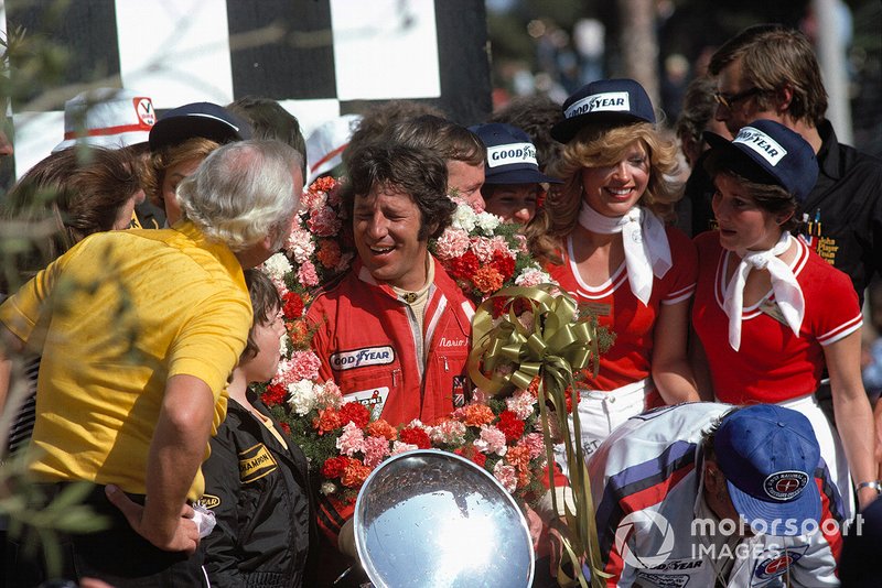 Race winner Mario Andretti, Lotus