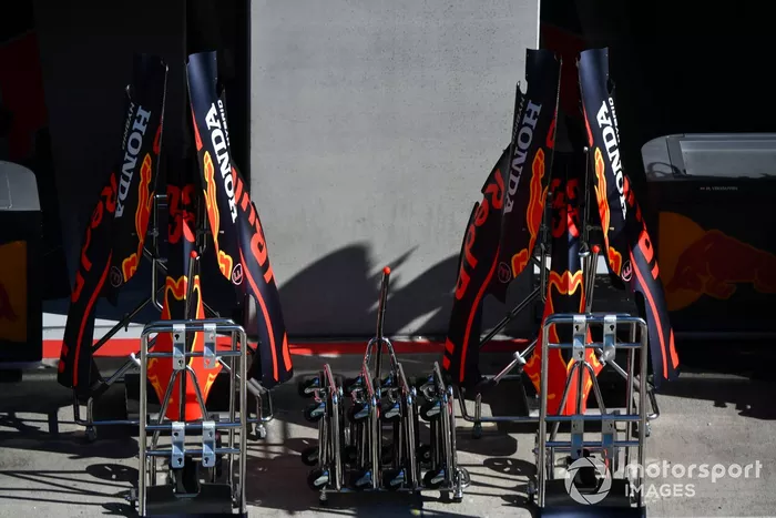 La carrocería en el pit lane fuera del garaje del Red Bull Honda
