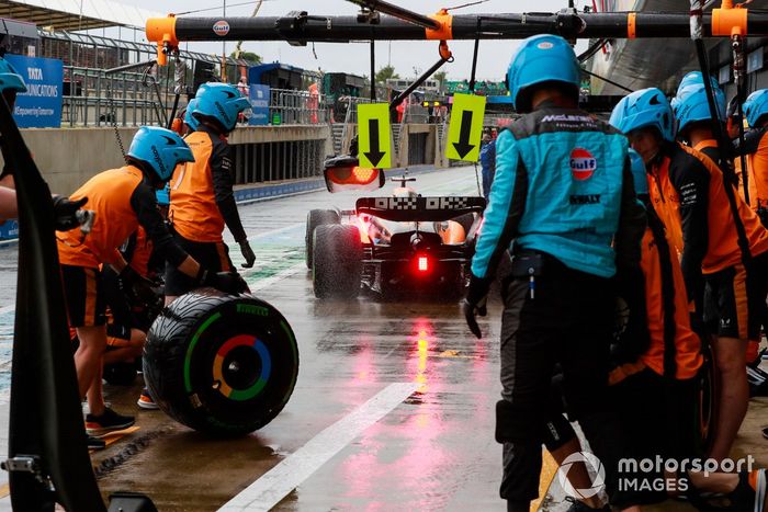 Daniel Ricciardo, McLaren MCL36, sale de boxes