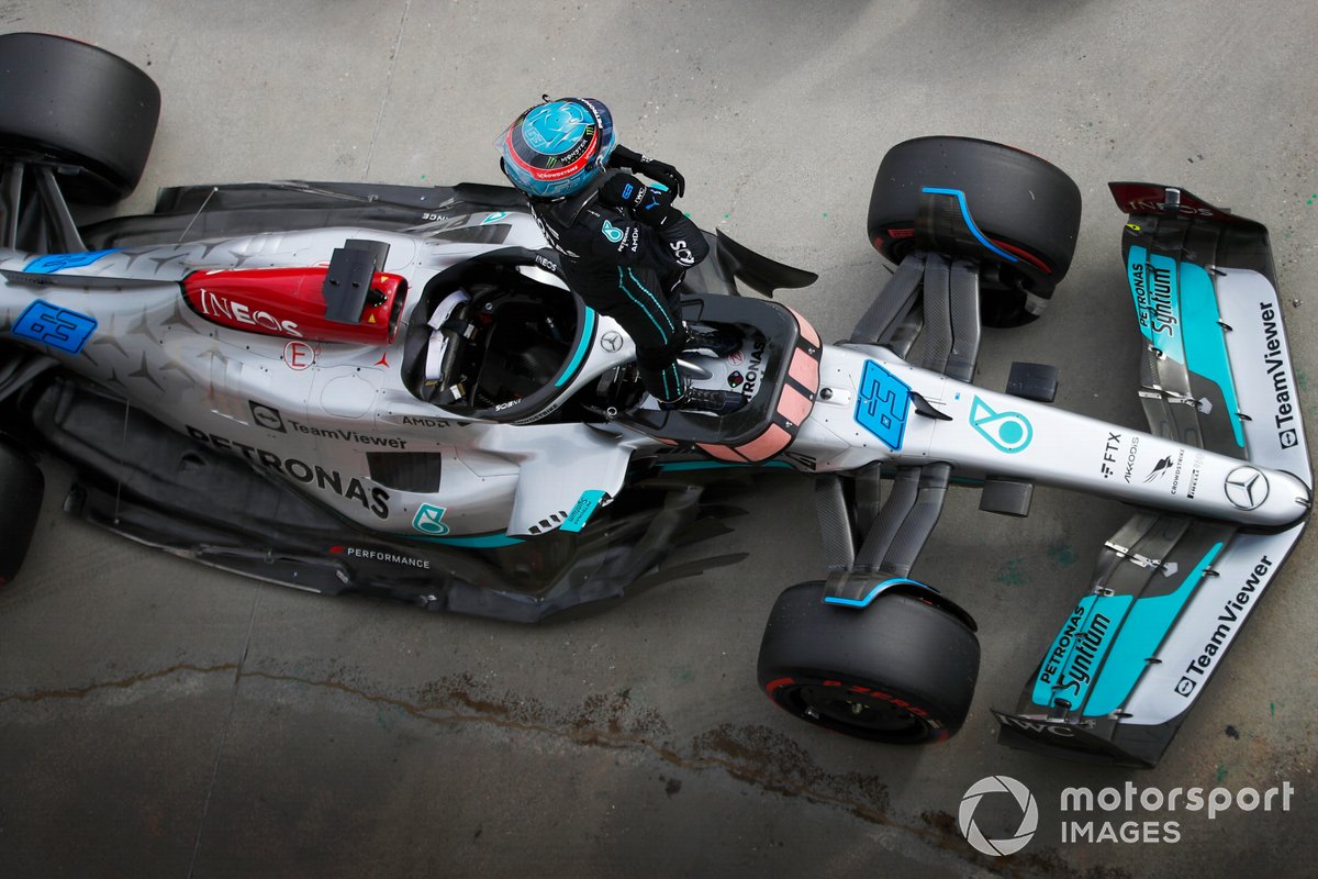 George Russell, Mercedes-AMG, festeggia in Parc Ferme dopo aver ottenuto la pole position