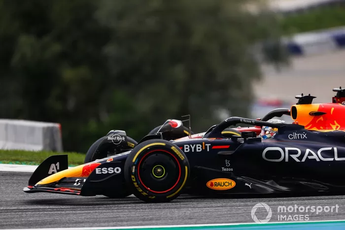 Max Verstappen, Red Bull Racing RB18, lucha con Charles Leclerc, Ferrari F1-75