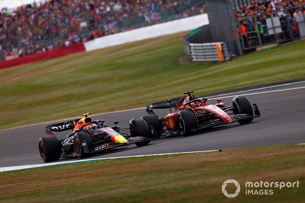 Charles Leclerc, Ferrari F1-75, lotta con Sergio Perez, Red Bull Racing RB18