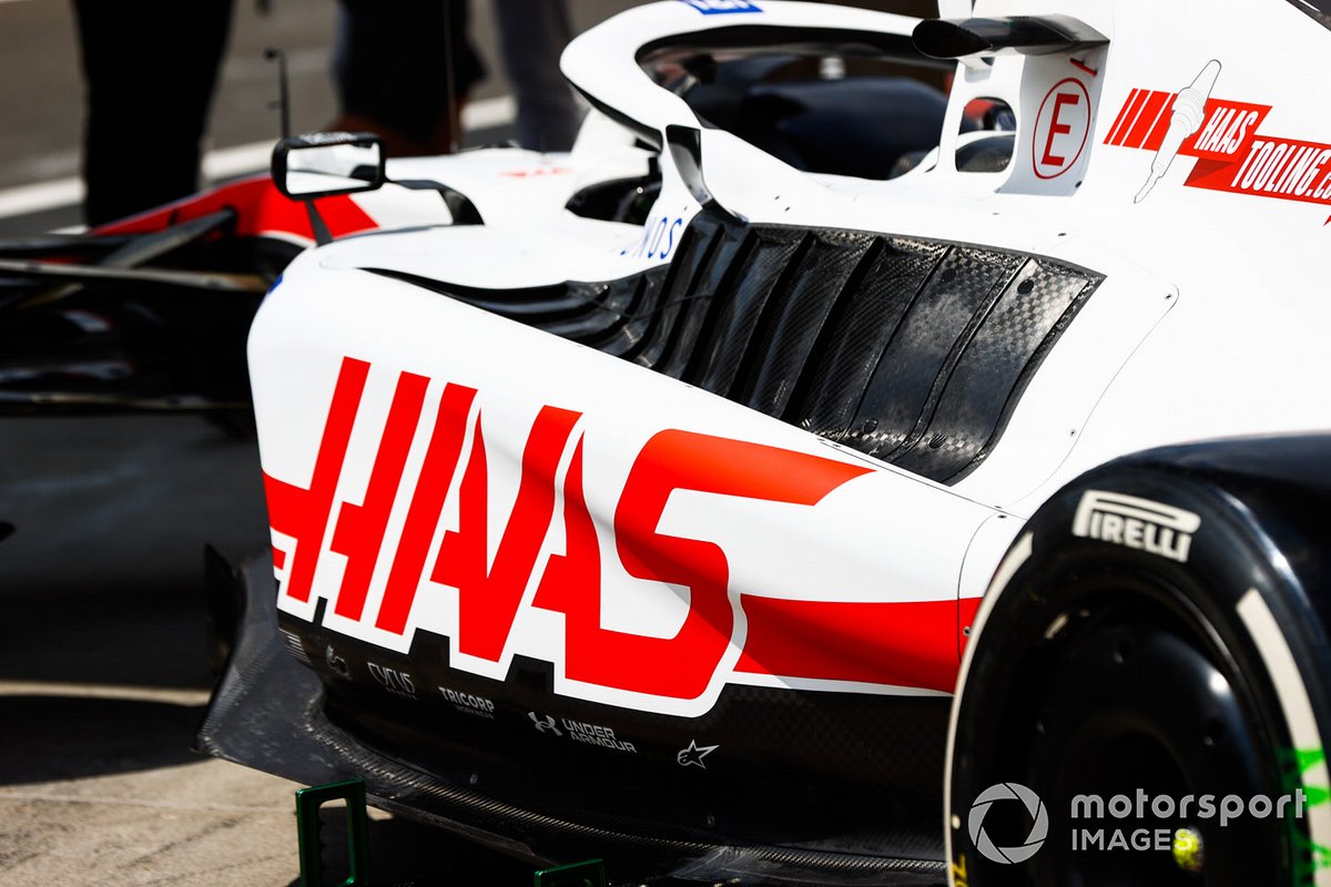 Haas VF-22: Seitenkasten mit Kühlschlitzen
