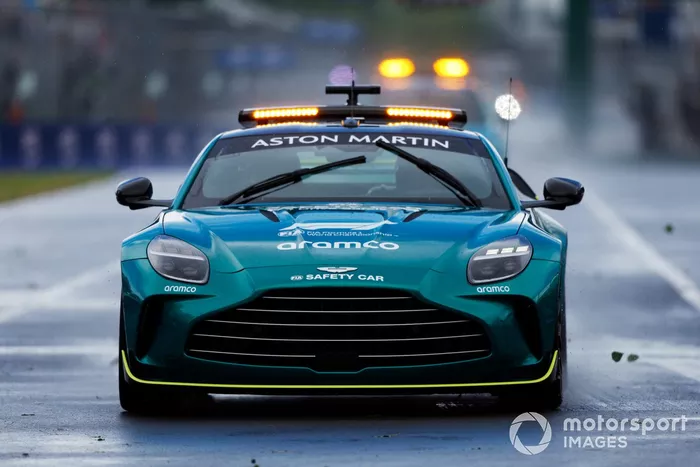 El coche de seguridad en pista