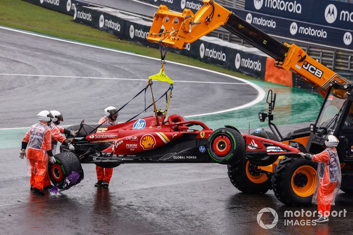 Los comisarios retiran el coche dañado de Carlos Sainz, Ferrari SF-24, tras un accidente