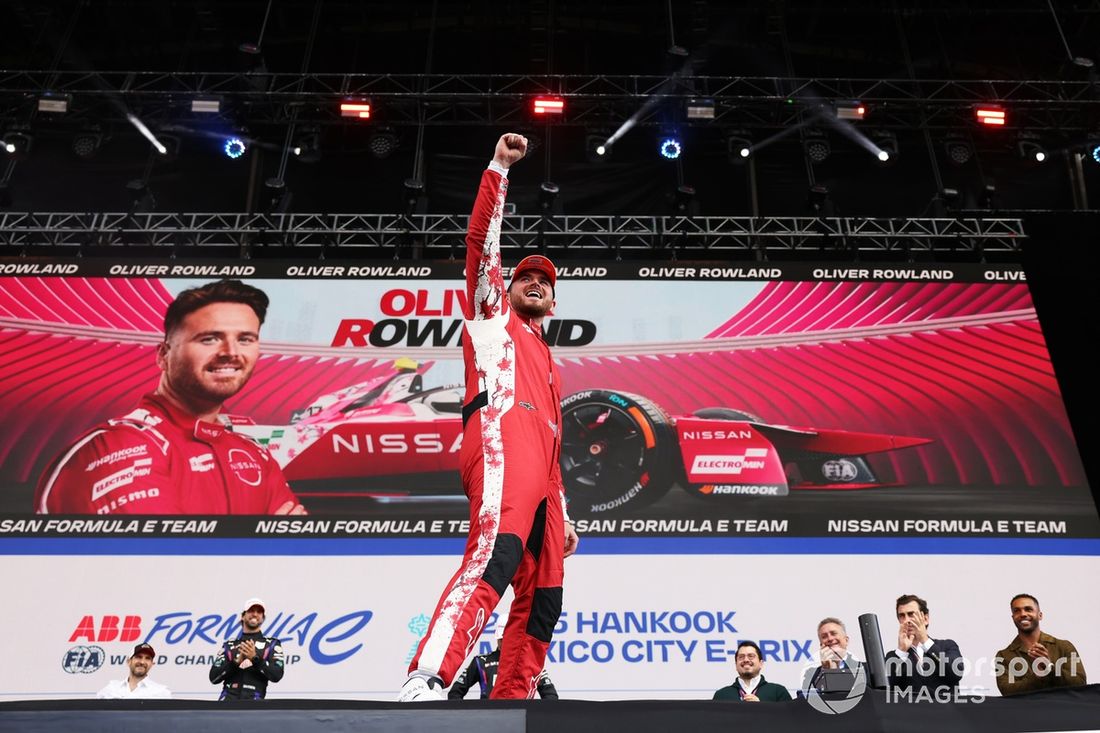 Oliver Rowland , ganador de la carrera, celebra en el podio con el equipo Nissan de Fórmula E